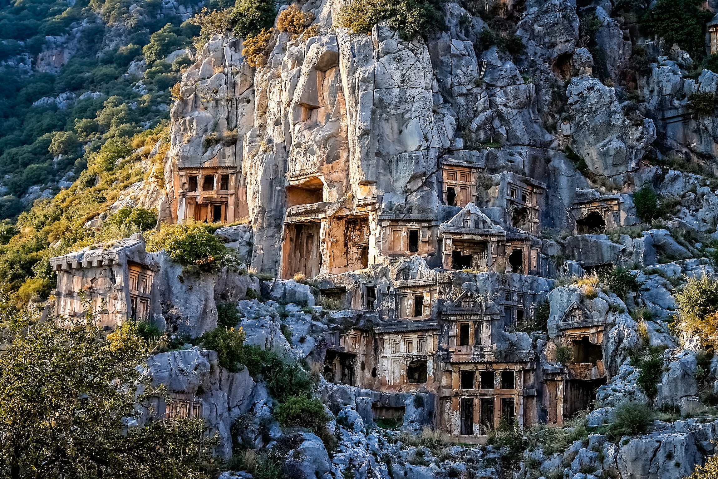 Archeologiczne pozostałości po latyńskich grobowcach skalnych w Myrze, Turcja