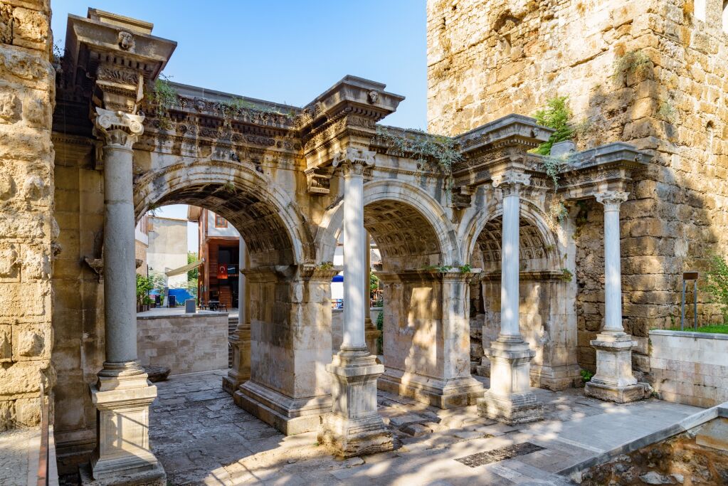 Niesamowity widok na Bramę Hadriana (Uckapilar) w Kaleici w Antalya, Turcja. Obszar Kaleici jest historycznym centrum miasta i popularną atrakcją turystyczną w Turcji.