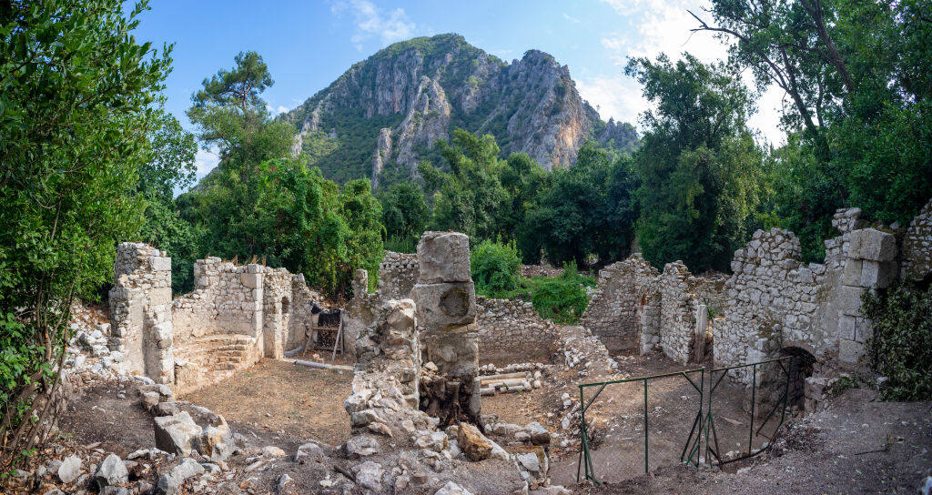 Olympos antyczne ruiny miasta. Strefa wykopalisk archeologicznych. Kemer, Antalya, Turcja.