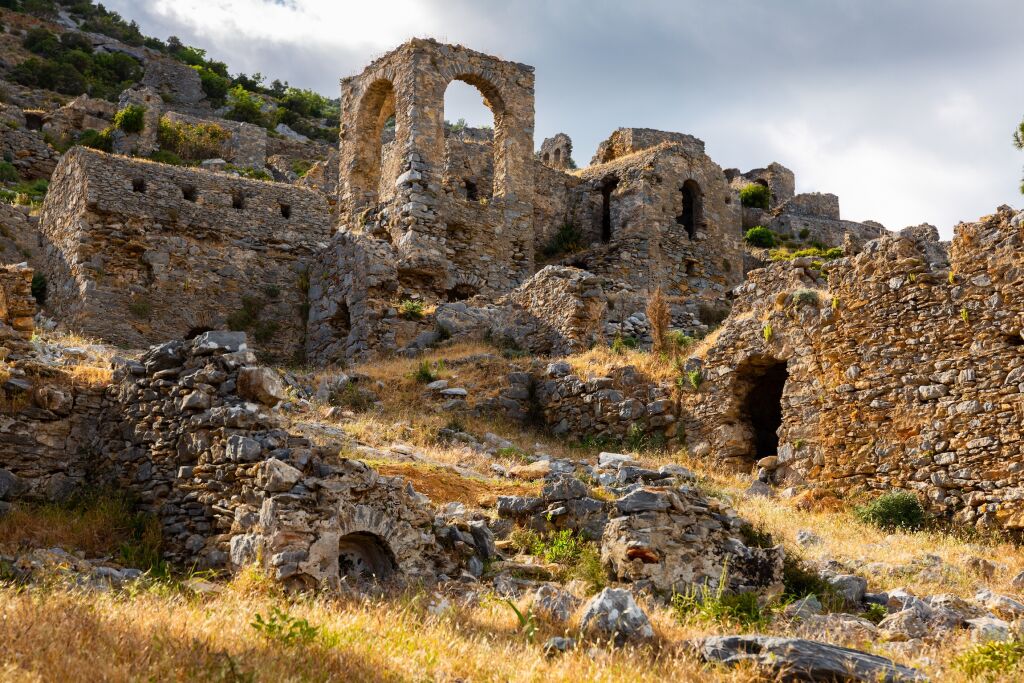 Pozostałości sklepionych grobowców kamiennych w Nekropolii Anemurium. Cylicja, w pobliżu współczesnego tureckiego miasta Anamur.