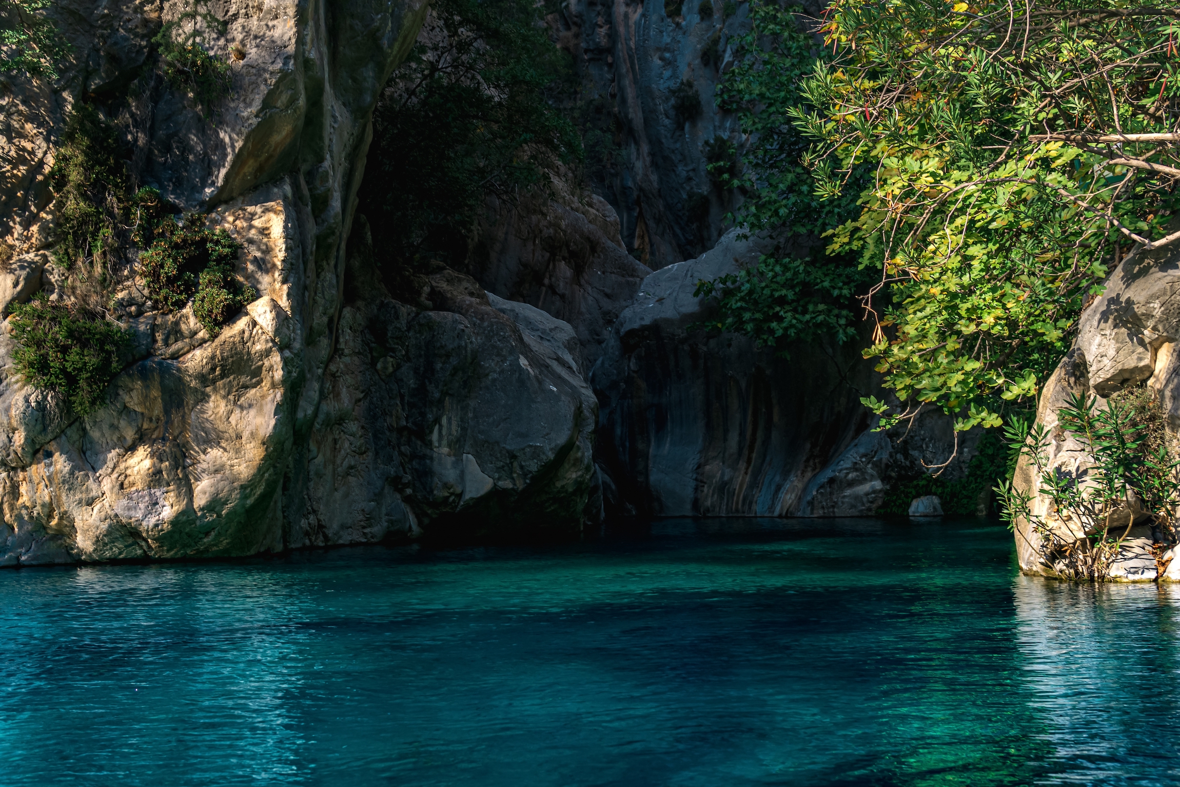 skalny kanion z czystą, niebieską wodą w Goynuk, Turcja - TOP 20 atrakcji w Kemer na Riwierze Tureckiej 