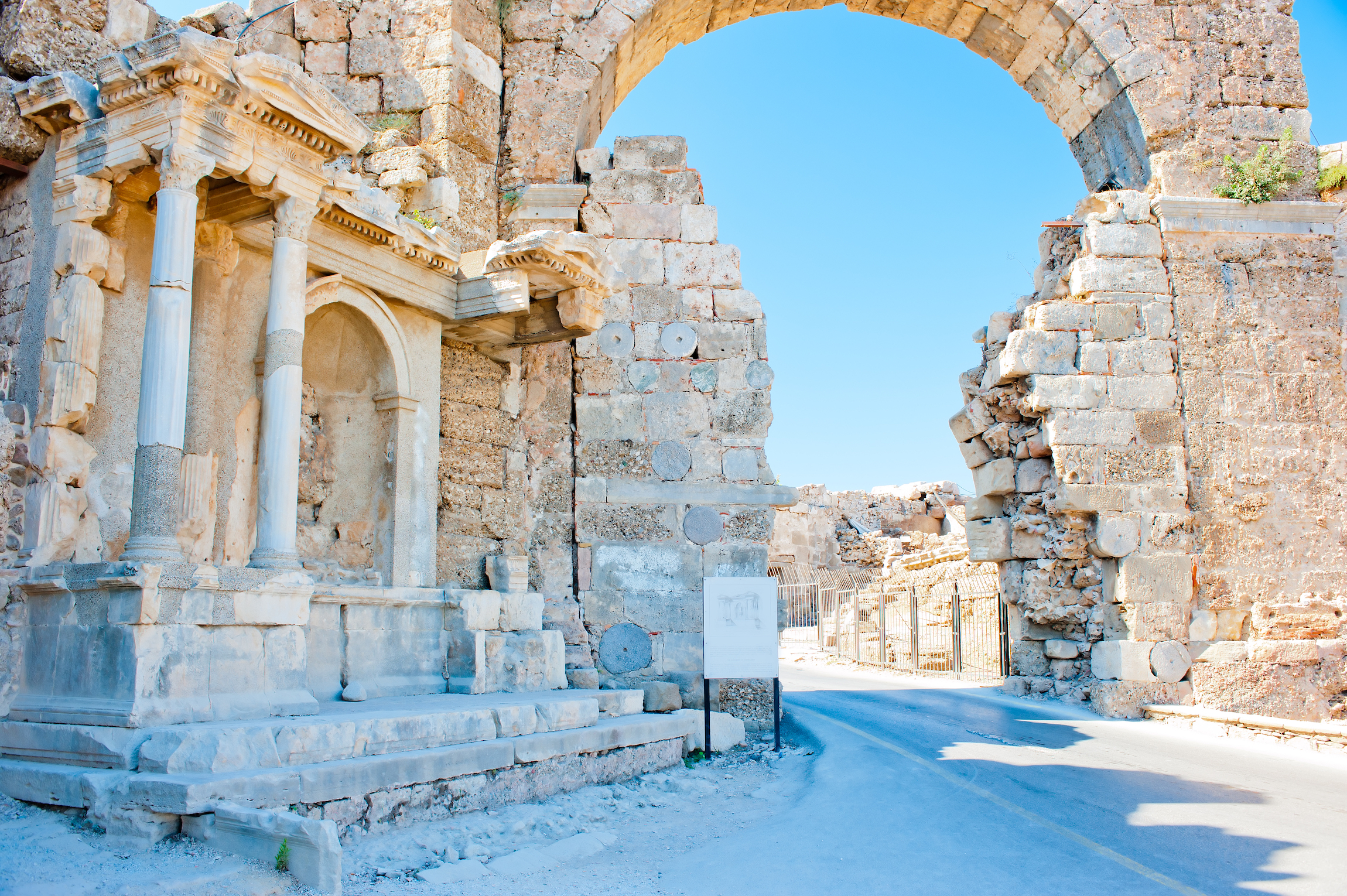Ruiny Side w Turcji, łuk z białego kamienia, wiosna w Turcji - TOP 20 atrakcji w Kemer na Riwierze Tureckiej 