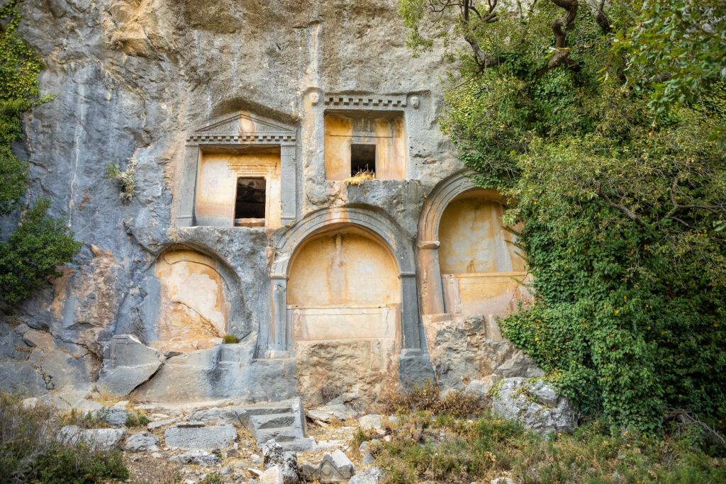 Sarkofag lub skalne grobowce w ruinach starożytnego miasta Termessos bez turystów w pobliżu Antalya, Turcja