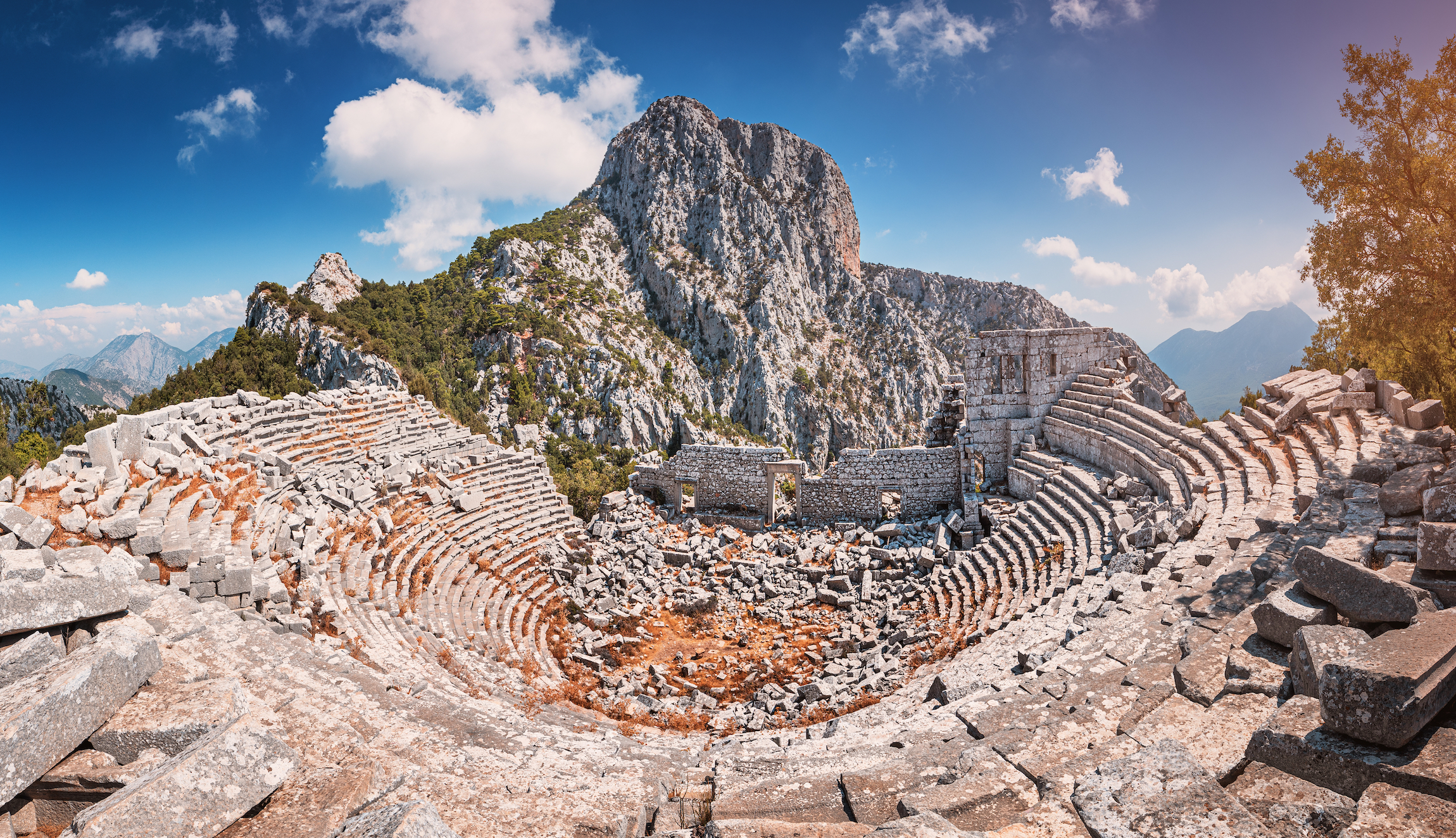 Panorama starożytnego amfiteatru w antycznym mieście Termessos jest jednym z głównych miejsc turystycznych i archeologicznych w Turcji.