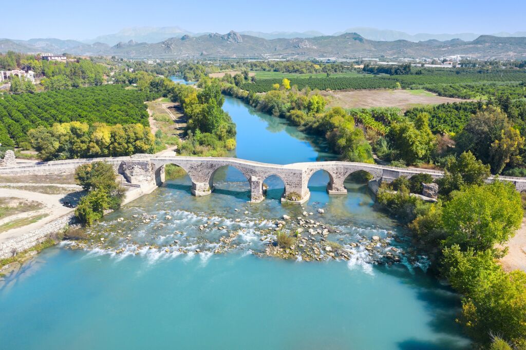 Most seldżucki w Aspendos. Most Eurymedon. Aspendos Yolu Belkis Mevkii. Turcja. Krzywy most. Most nad rzeką Kopruchay (Euremedon) w pobliżu Aspendos, w Pamfilii, w południowej Anatolii