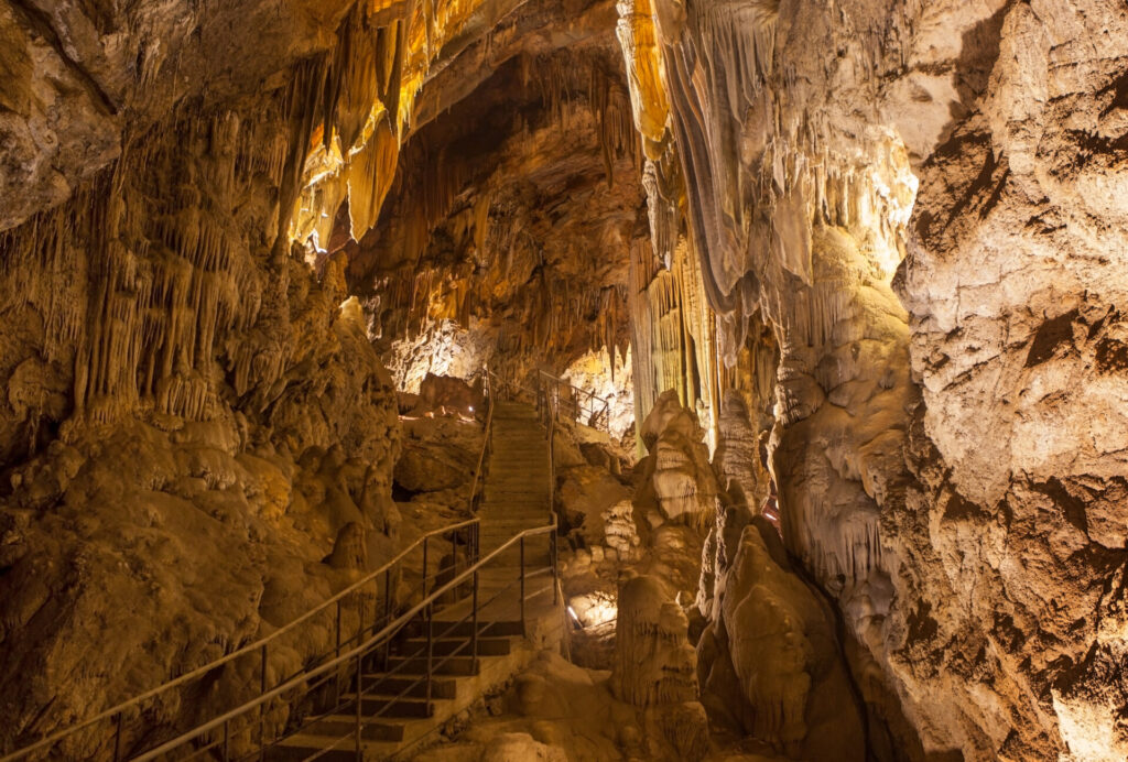 Formacje stalaktytów i stalagmitów w jaskini Dim - Alanya, Turcja