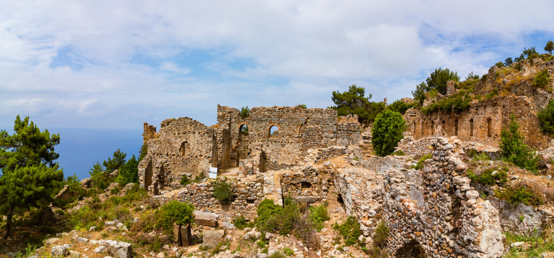 Syedra starożytne ruiny miasta w Alanya Antalya Turcja. Ruiny Syedry. Ruiny rzymskiego miasta portowego w Turcji. Podróż do Turcji. Historyczne miejsca i zabytki.