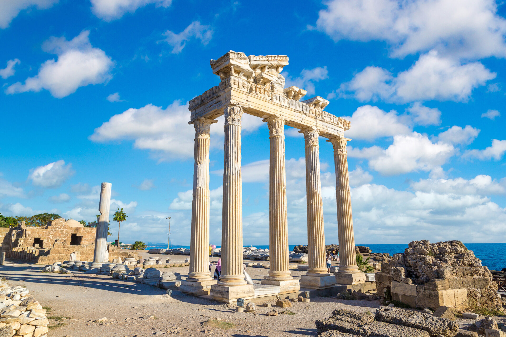 Ruiny świątyni Apollina w Side w piękny letni dzień, Antalya, Turcja