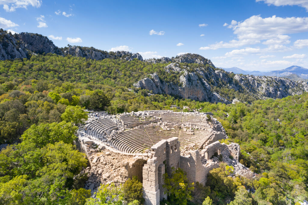 Termessos starożytne miasto amfiteatr. Termessos jest jednym z najznakomitszych stanowisk archeologicznych Antalyi -Turcji. Pomimo długiego oblężenia, Aleksander Wielki nie mógł zdobyć starożytnego miasta. 