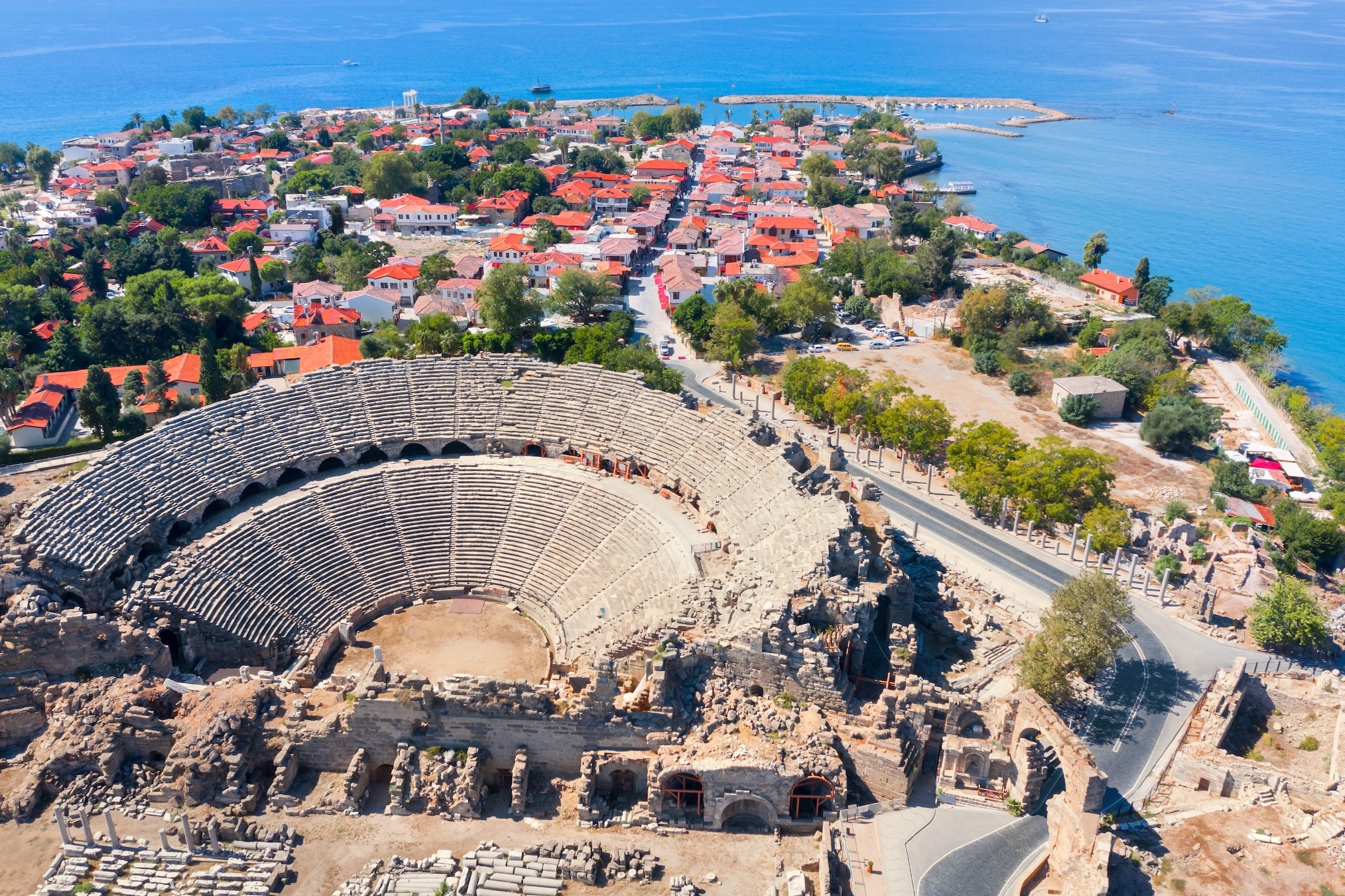 Starożytne miasto Side. Port. Półwysep. Turcja. Manavgat. Antalya. Największy amfiteatr w Turcji. Główna ulica starożytnego miasta. Morze Śródziemne. Widok z góry.