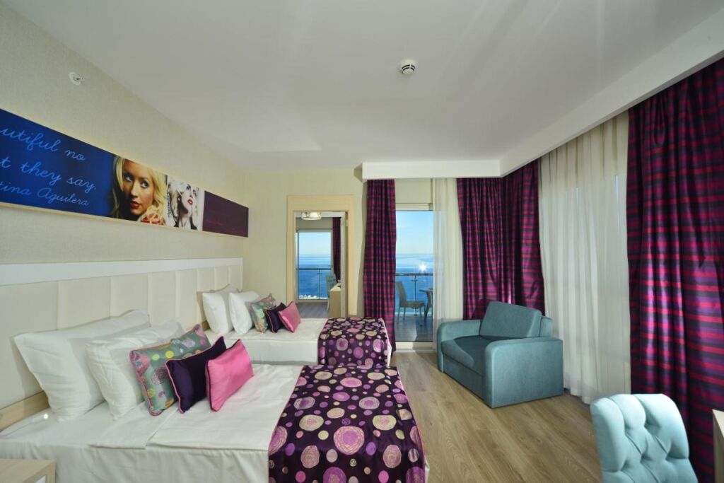 pokój w Azura Deluxe Resort and SPA, fot. booking.com