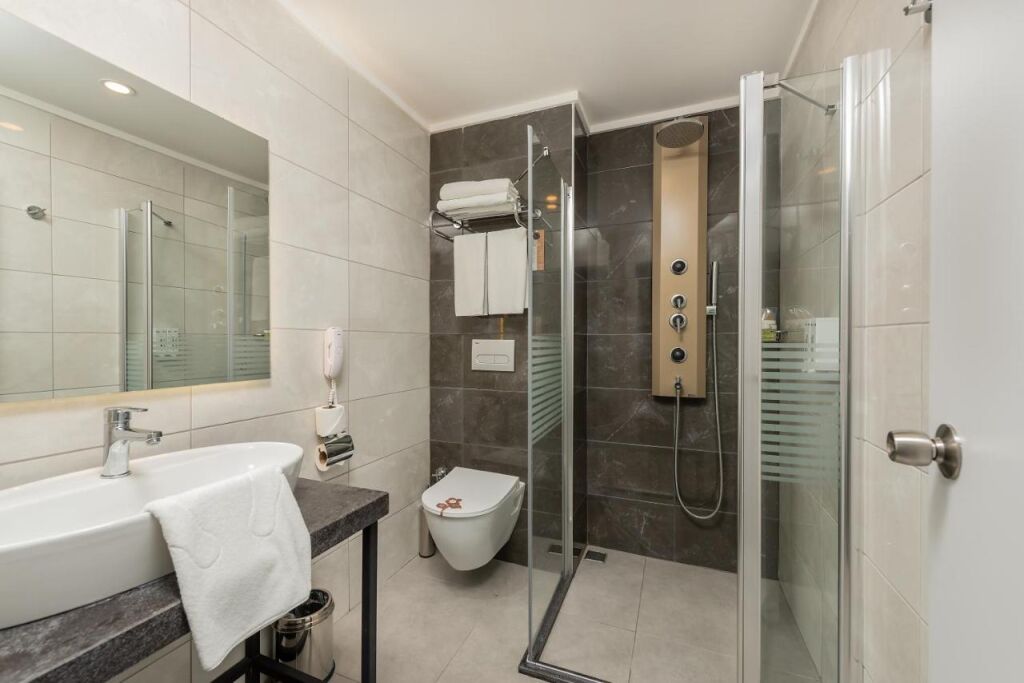 łazienka w White City Resort Hotel, fot. booking.com
