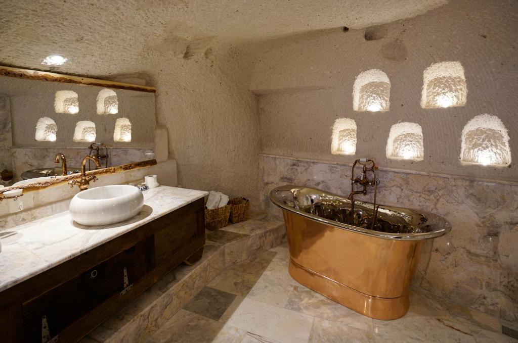 łazienka w Artemis Cave Suites & Spa