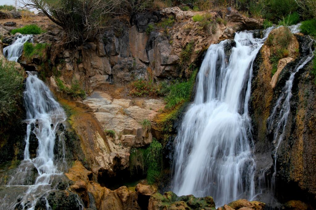 Część wodospadu Muradiye Selalesi, który spływa ze skalistych gór, w pobliżu miasta Van, w regionie Wschodniej Anatolii, Turcja