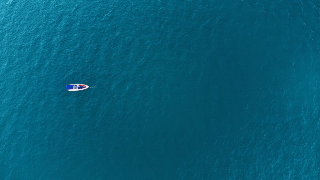 Zdjęcie z lotu ptaka zakotwiczonej łodzi motorowej.