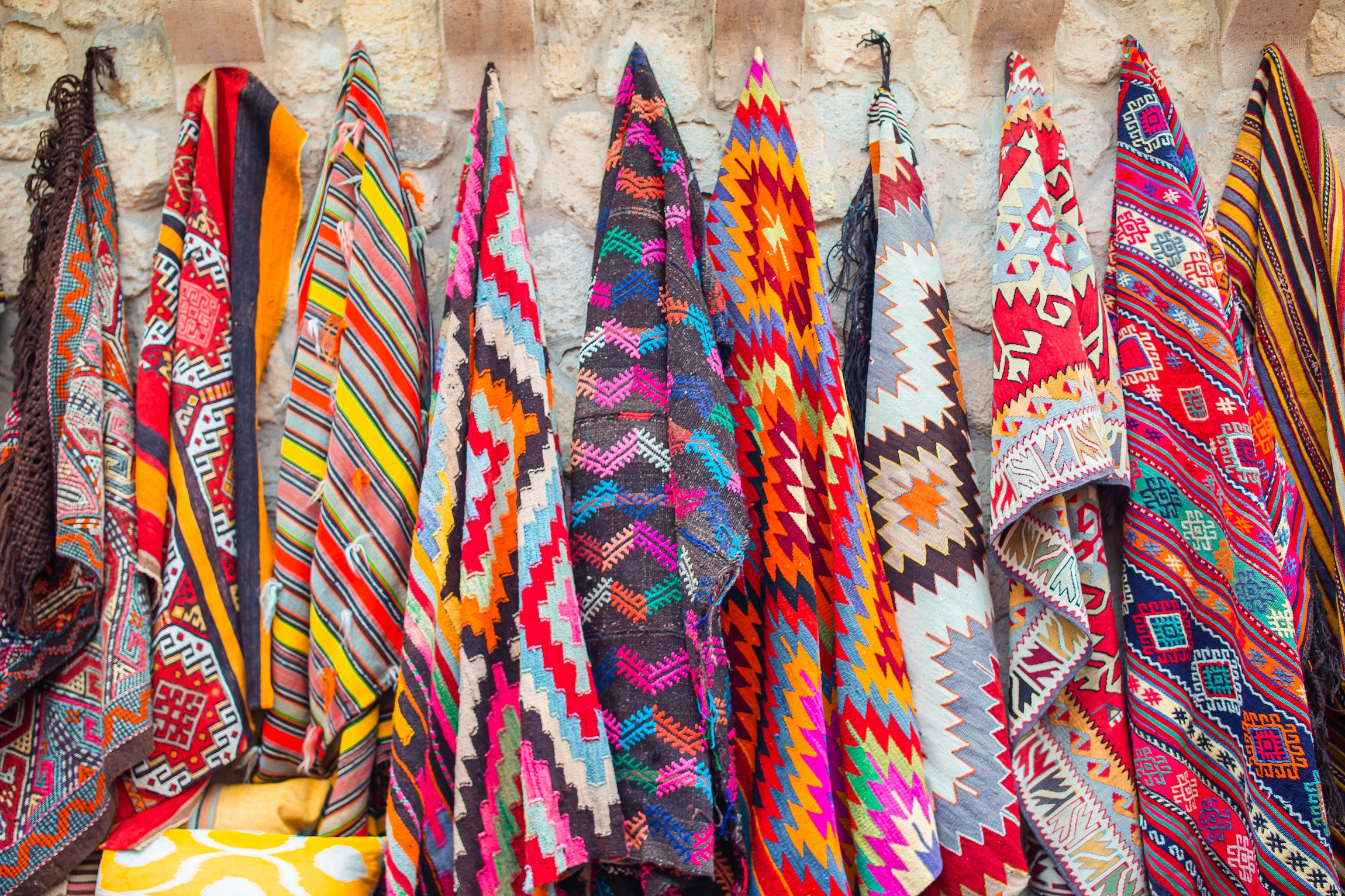 pamiątki - Niesamowite kolorowe dywany w lokalnym sklepie z dywanami, Goreme. Kapadocja Turcja