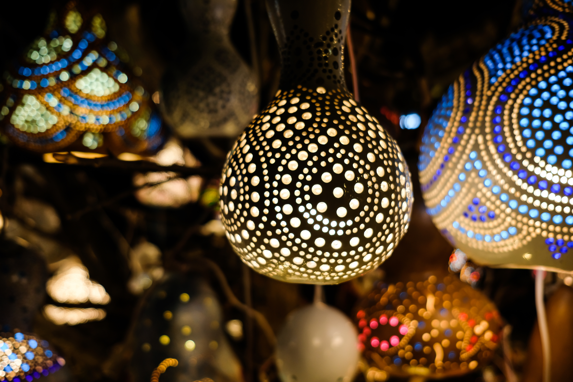 Kolorowa lampa z dyni lub lampa z tykwy. Są to dekoracyjne przedmioty oświetlenia wnętrz, wszystkie wykonane ręcznie.