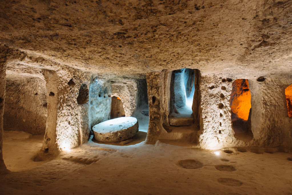 Podziemne miasto Derinkuyu to starożytne wielopoziomowe miasto jaskiniowe w Kapadocji w Turcji. Kamień używany jako drzwi w starym podziemnym mieście
