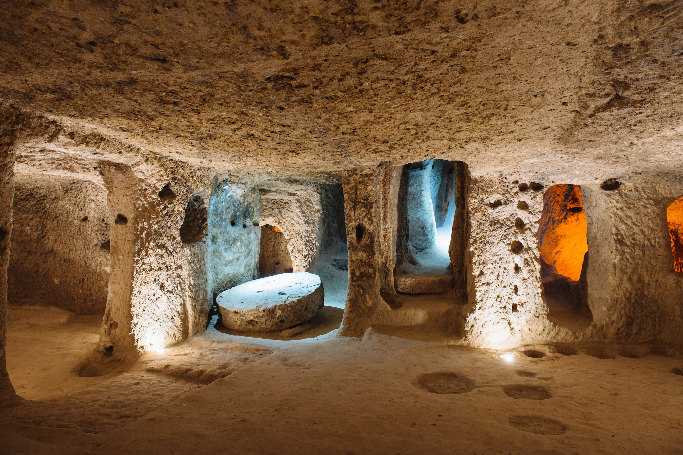 Kapadocja - Podziemne miasto Derinkuyu to starożytne wielopoziomowe miasto jaskiniowe w Kapadocji w Turcji. Kamień używany jako drzwi w starym podziemnym mieście