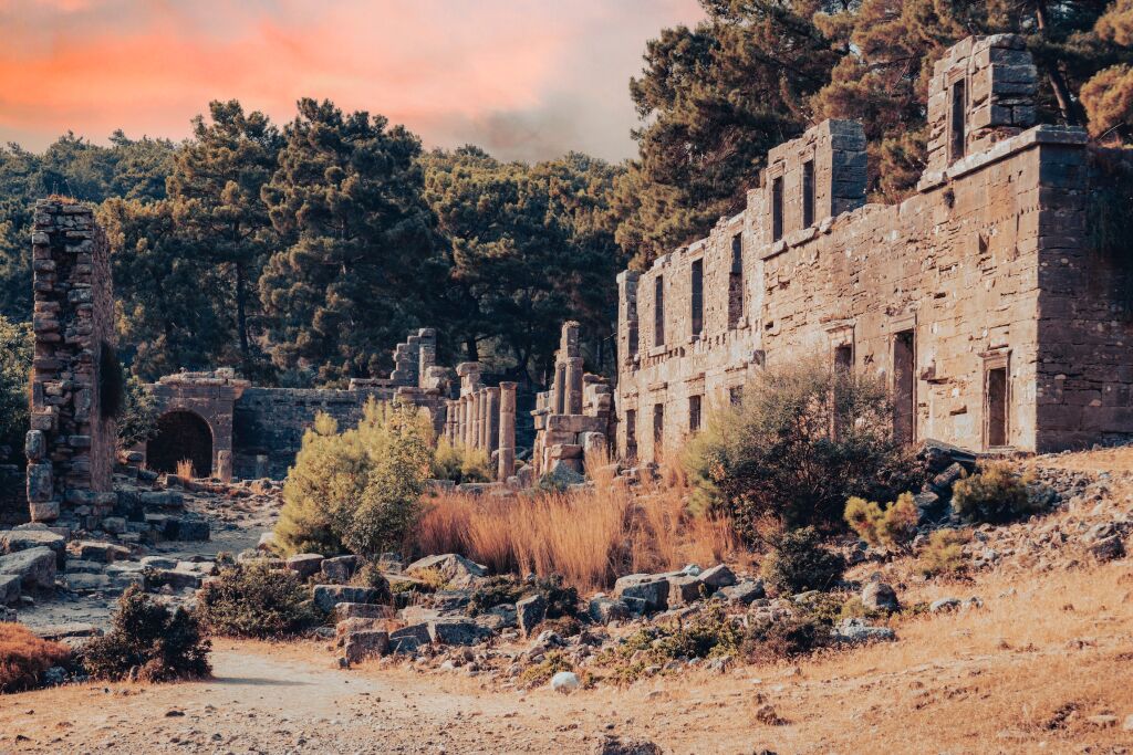 Ruiny Seleukeia (Pamfilia, Lyrbe) Starożytne greckie miasto na śródziemnomorskim wybrzeżu Pamfilii. obraz kinowy. Ruiny z selektywną ostrością.