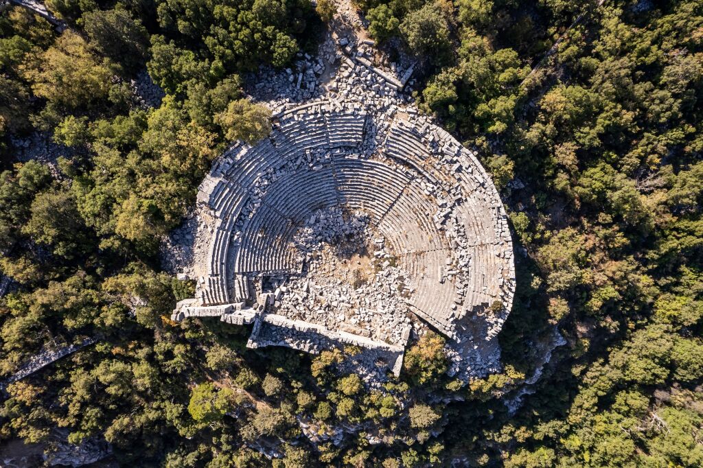 Termessos starożytne miasto amfiteatr. Termessos jest jednym z najznakomitszych stanowisk archeologicznych Antalyi -Turcji. Pomimo długiego oblężenia, Aleksander Wielki nie mógł zdobyć starożytnego miasta.