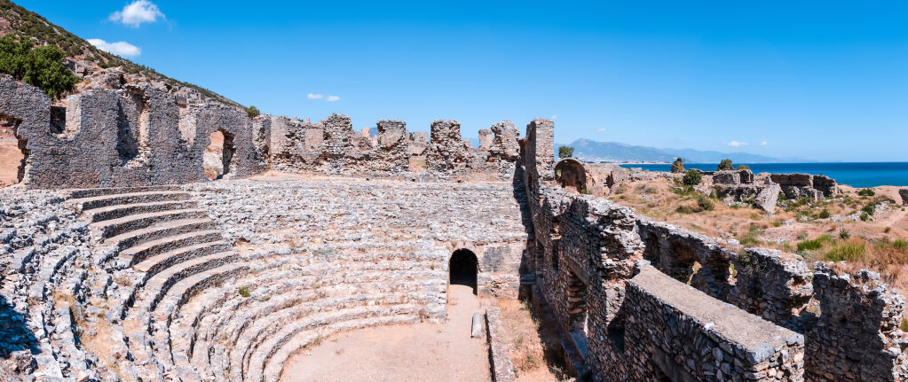 Zdjęcie panoramiczne ruin teatru Anamurium Ancient City w Anamur Town, Turcja