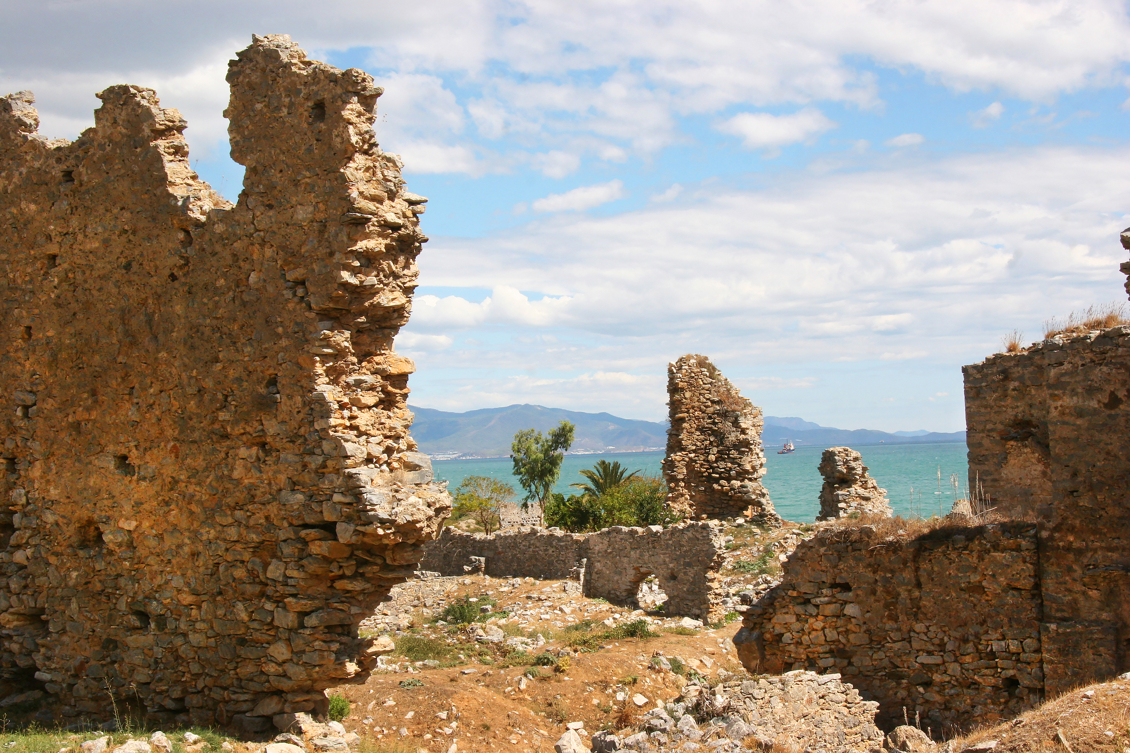 ruiny starożytnego miasta nadmorskiego Anamurium, domy cytadeli, mury rozbite, ale jeszcze częściowo stojące