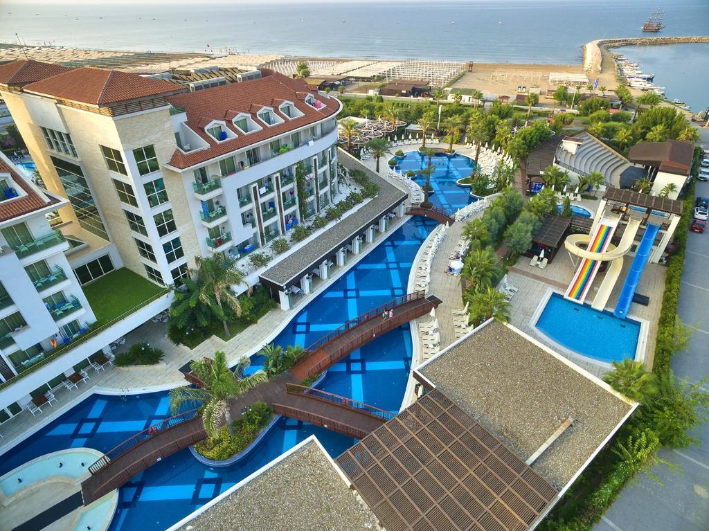basen w Sunis Evren Beach Resort Hotel & Spa, fot. booking.com