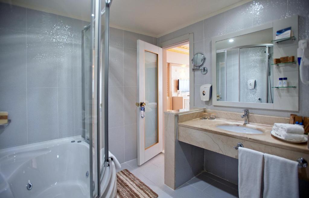 łazienka w Crystal Palace Luxury Resort and SPA, fot. booking.com