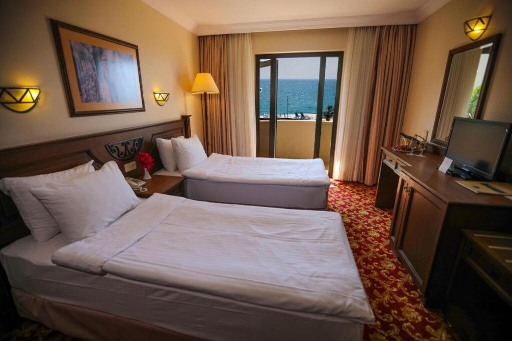 pokój w Adora Golf Resort Hotel, fot. booking.com