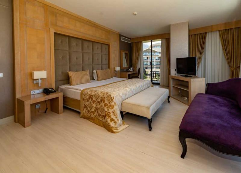 pokój w Amara Luxury Resort & Villas, fot. booking.com