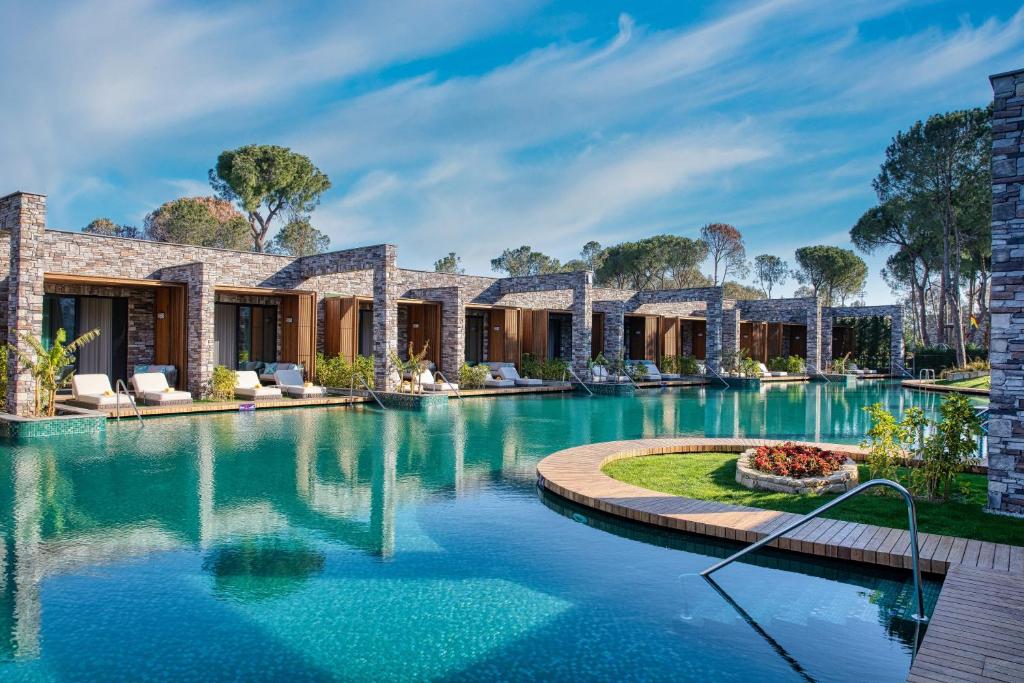 basen w Kaya Palazzo Golf Resort, fot. booking.com