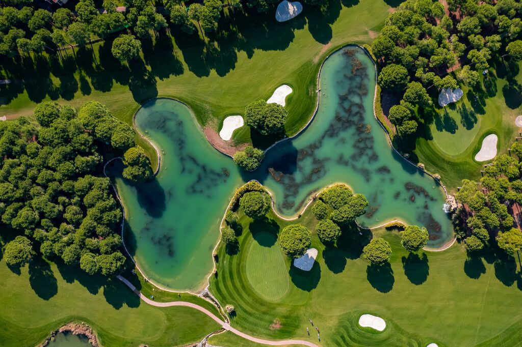 Luksusowe zielone pole golfowe z jeziorem Antalya Belek Turcja, widok z góry z powietrza - Belek czy Side - który kurort wybrać?