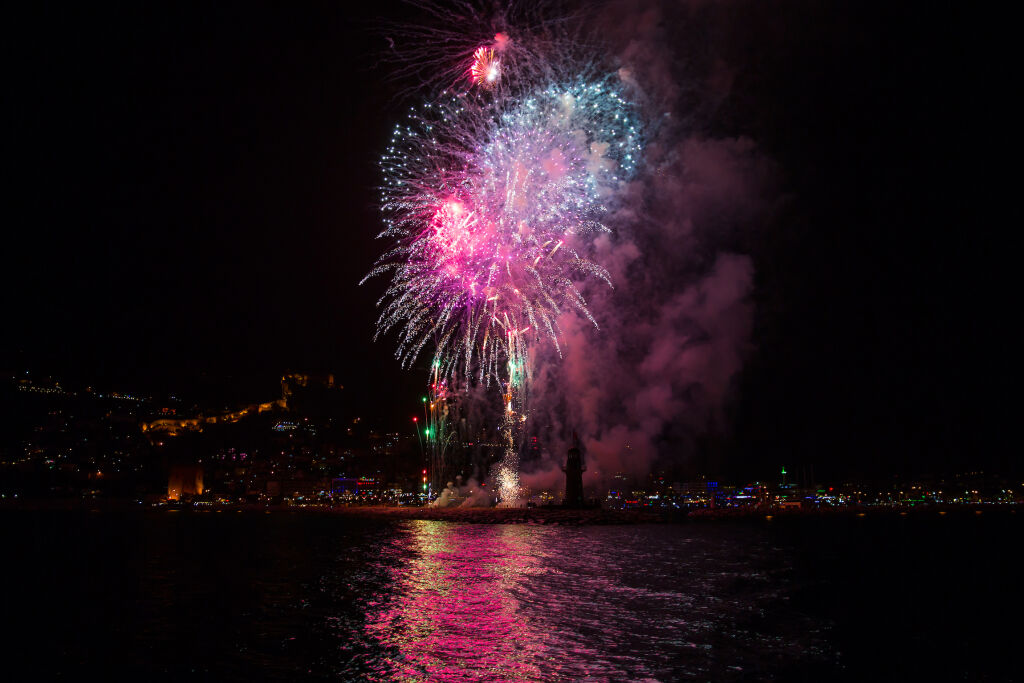 Przewodnik po życiu nocnym w Alanyi  - nocny widok na Alanyę i festiwal fajerwerków 