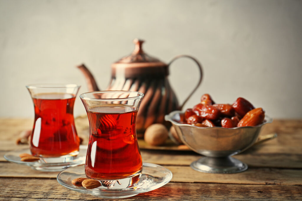 Herbata turecka – rytuał, o którym nie wszyscy wiedzą  - Turecka herbata w tradycyjnych szklankach na drewnianym stole zbliżenie