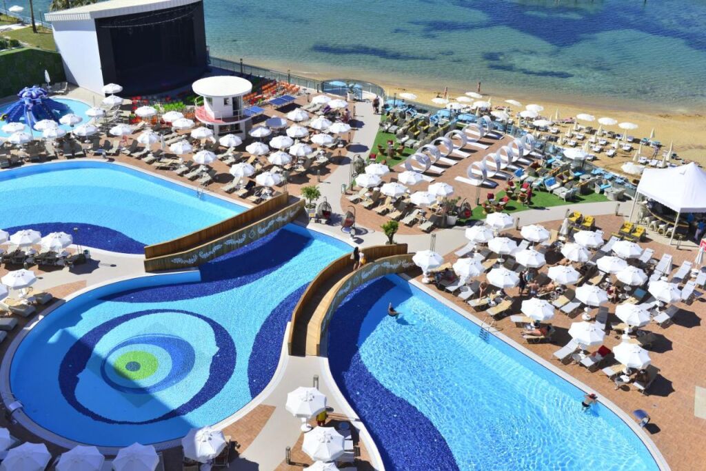  basen w Azura Deluxe Resort & Spa, fot. booking.com
