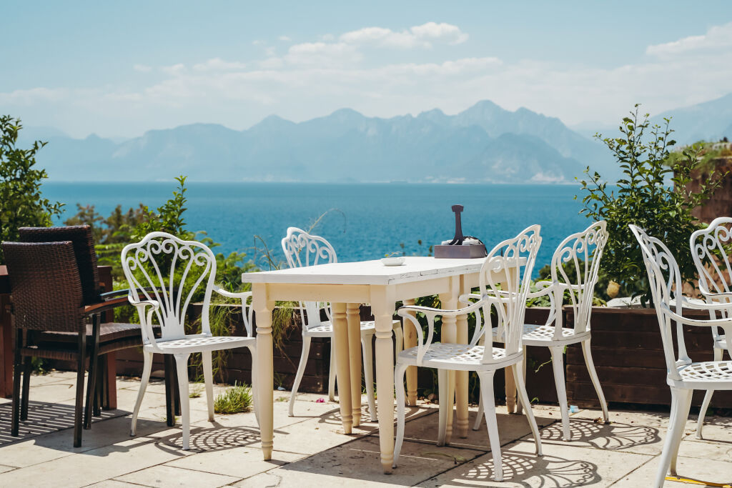 Stół w restauracji lub letniej kawiarni na wybrzeżu morskim w Antalya, Turcja. Miejsce w restauracji z cudownym widokiem na morze. - 15 wyjątkowych restauracji w prowincji Antalya