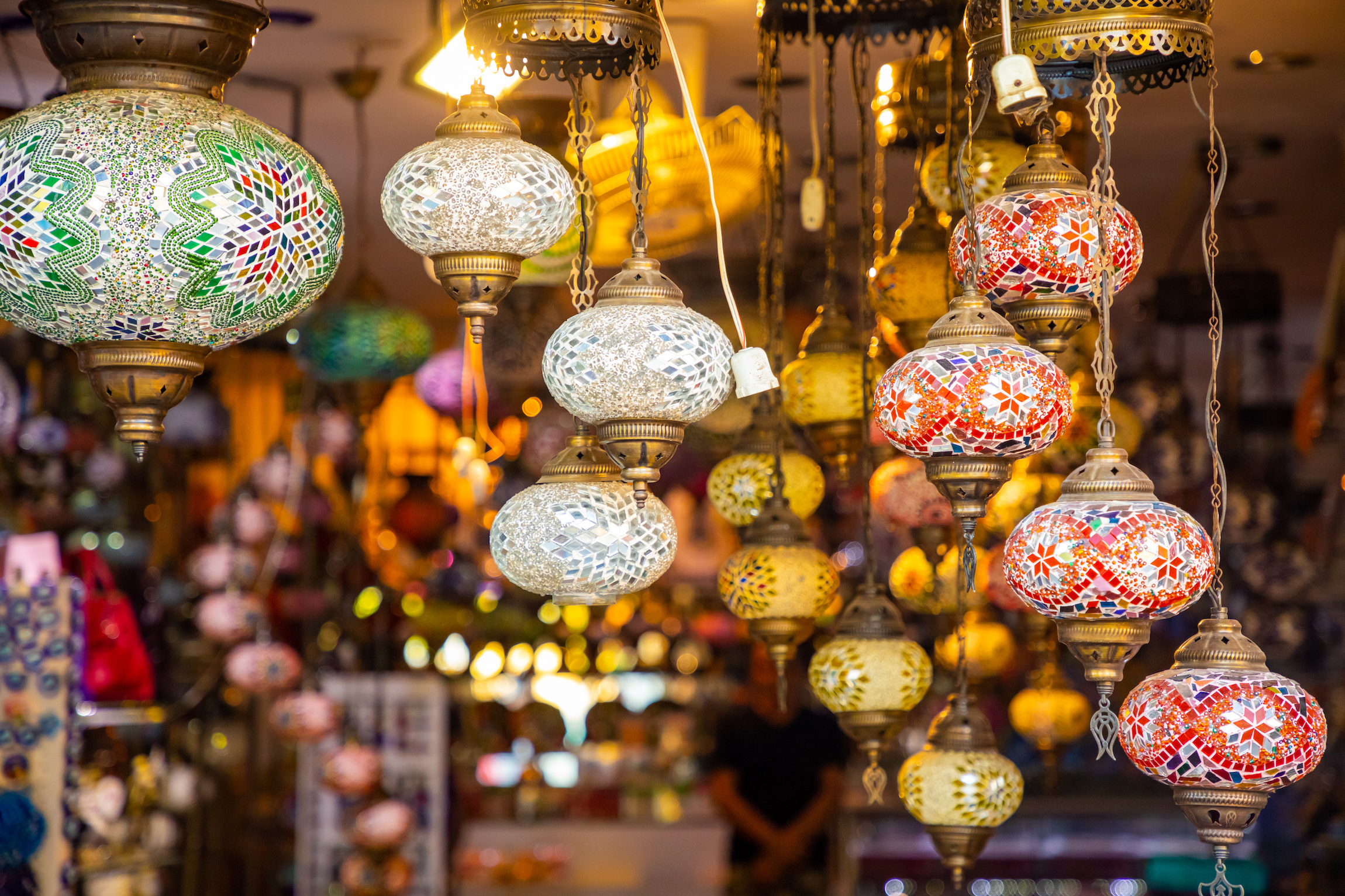 Tureckie wielobarwne lampy na Bazarze, Antalya, Turcja