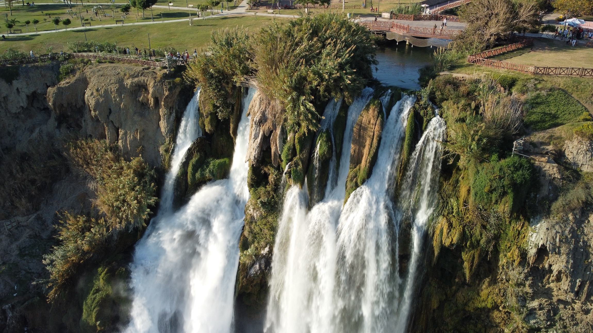 Wodospad Düden spada ze skalnego klifu wpadając do Morza Śródziemnego. Antalya Turcja
