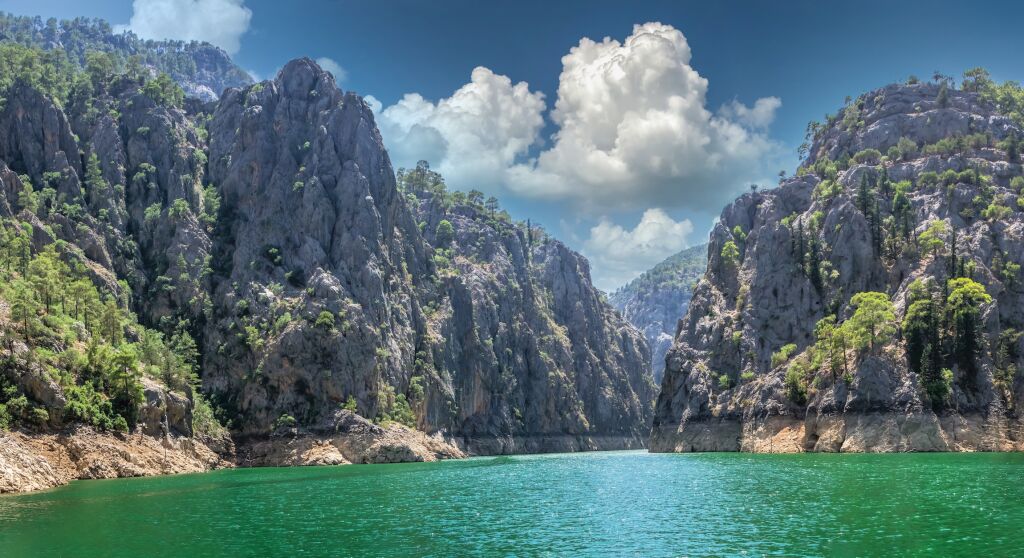 Zielony kanion i rzeka Manavgat w górach regionu Antalya, Turcja, w słoneczny letni dzień