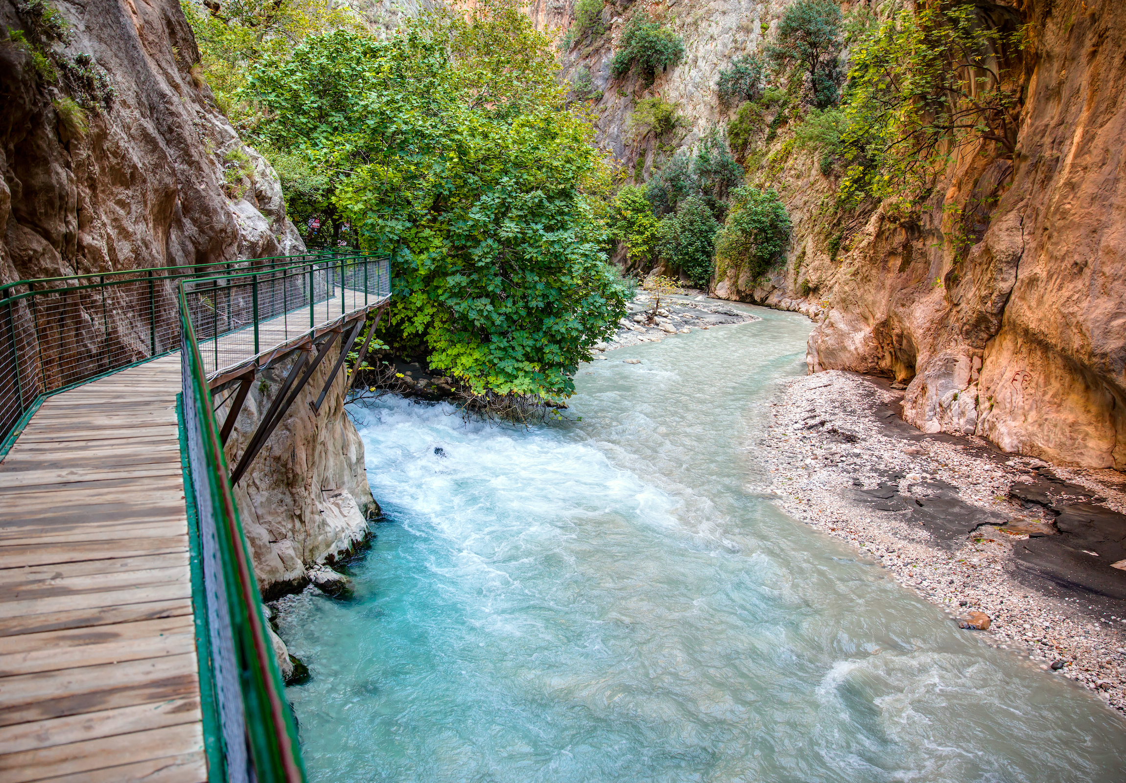 TOP 5 najlepszych parków narodowych w regionie Antalya - Górski strumień pełen gładkich skał w kanionie Saklikent Gorge w Turcji