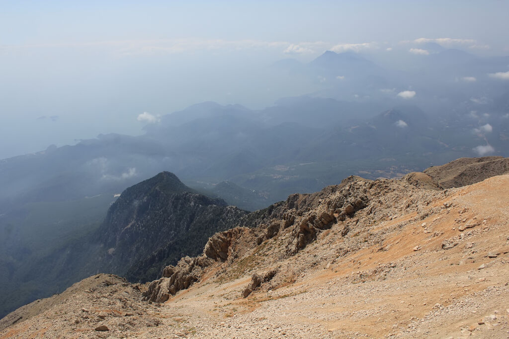 Szczyt Tahtali Dag (Góra Olympos), 2365 m MSL ze stromym zboczem widocznym na pierwszym planie i pasmem tureckich gór Taurus oraz Morzem Śródziemnym w tle, Kemer, Region Antalya