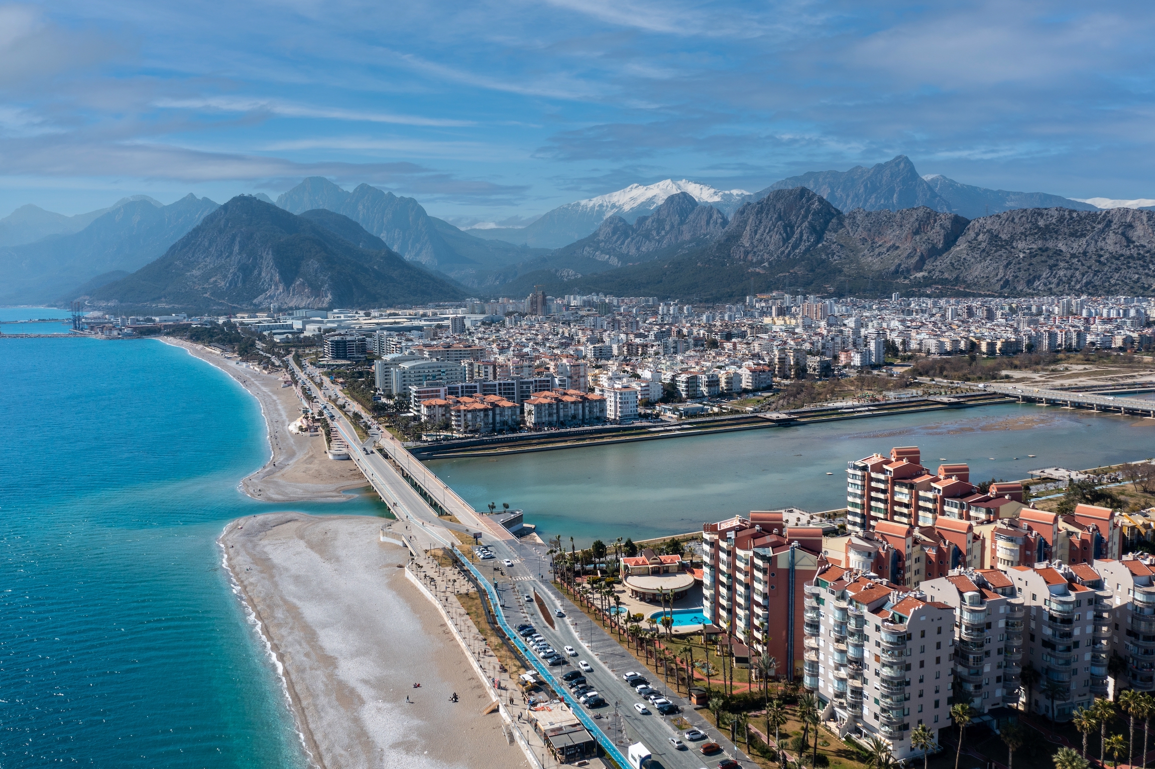Morze Śródziemne, słynna plaża Konyaaltı, miasto Antalya, a za nim góry Taurus. Turcja