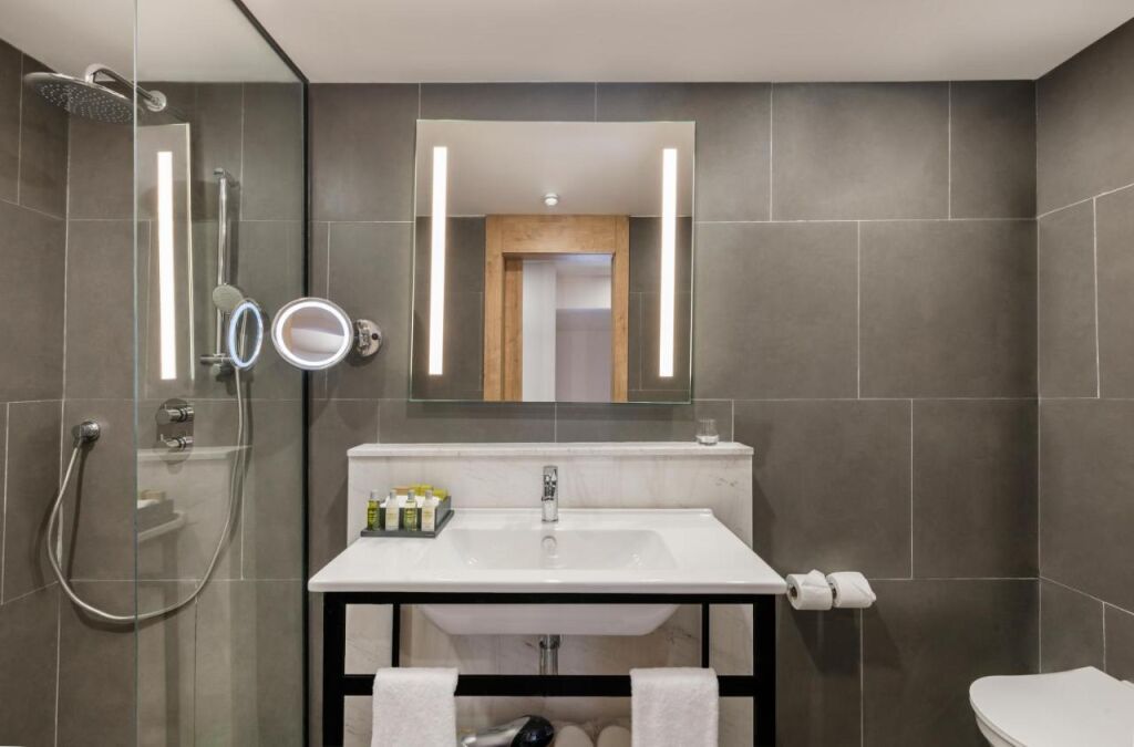   łazienka w Hotel DoubleTree By Hilton Antalya-Kemer, fot. booking.com