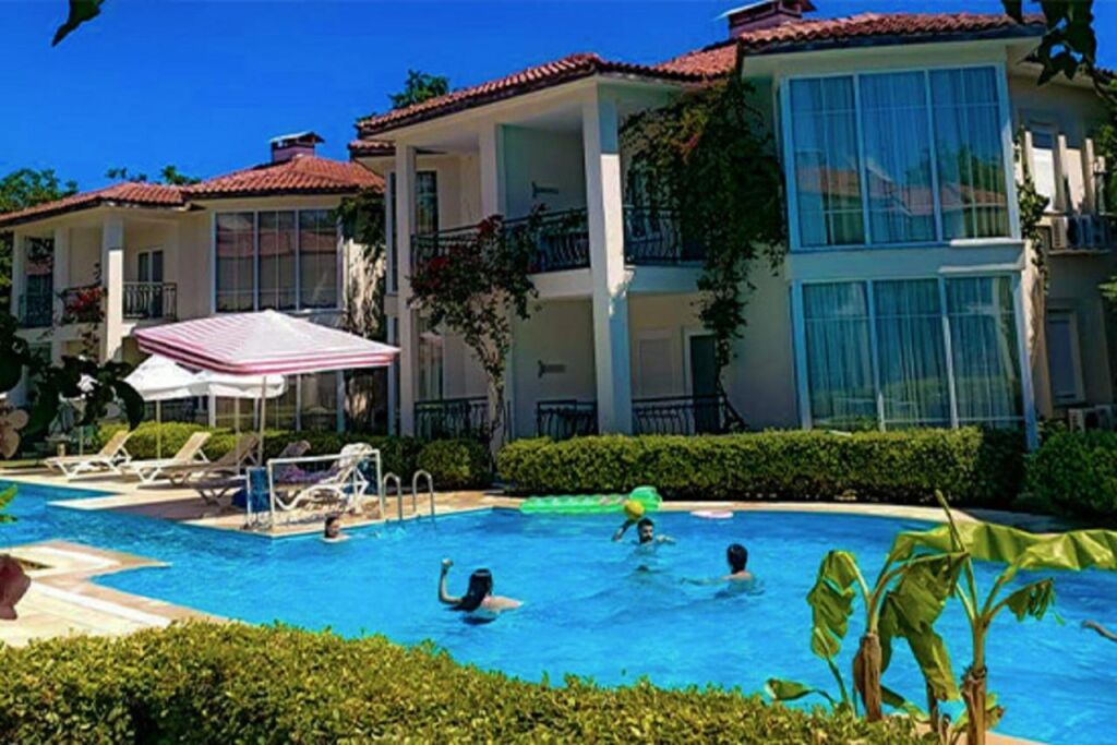  basen w Golden Garden Aparts, fot. booking.com, Hotele w Kizilagac