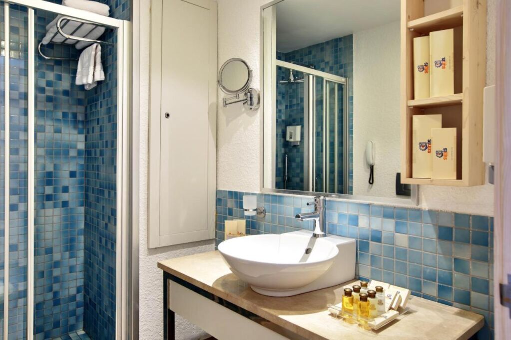 łazienka w Sunis Kumkoy Beach Resort Hotel & Spa, fot. booking.com