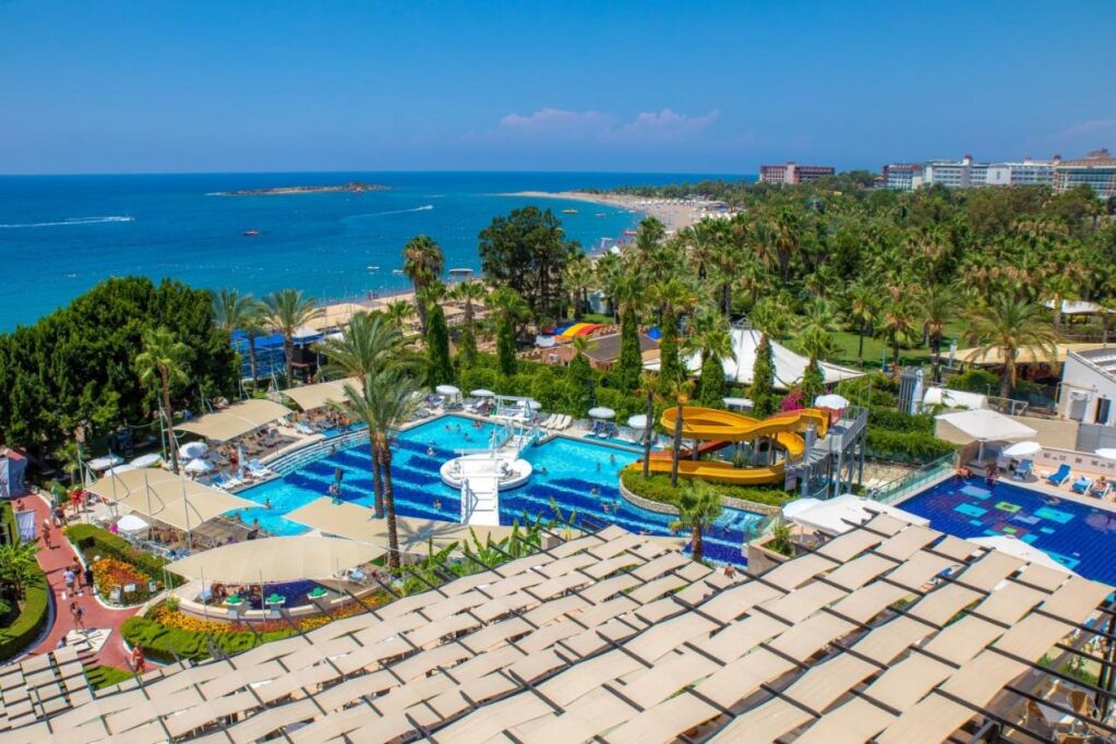 basen w Sealife Buket Resort & Beach Hotel, fot. booking.com