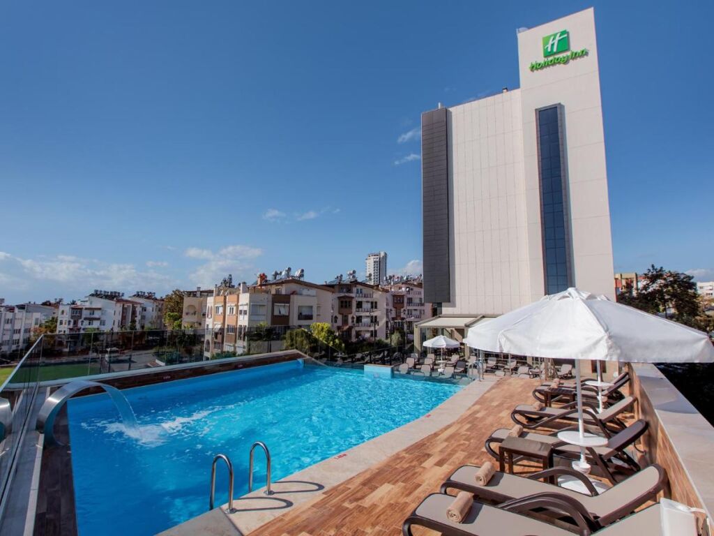   basen w Holiday Inn Antalya, fot. booking.com
