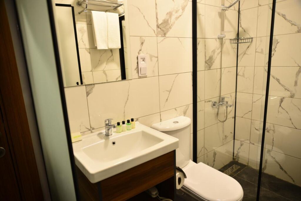   łazienka w PRIVADO Hotels, fot. booking.com