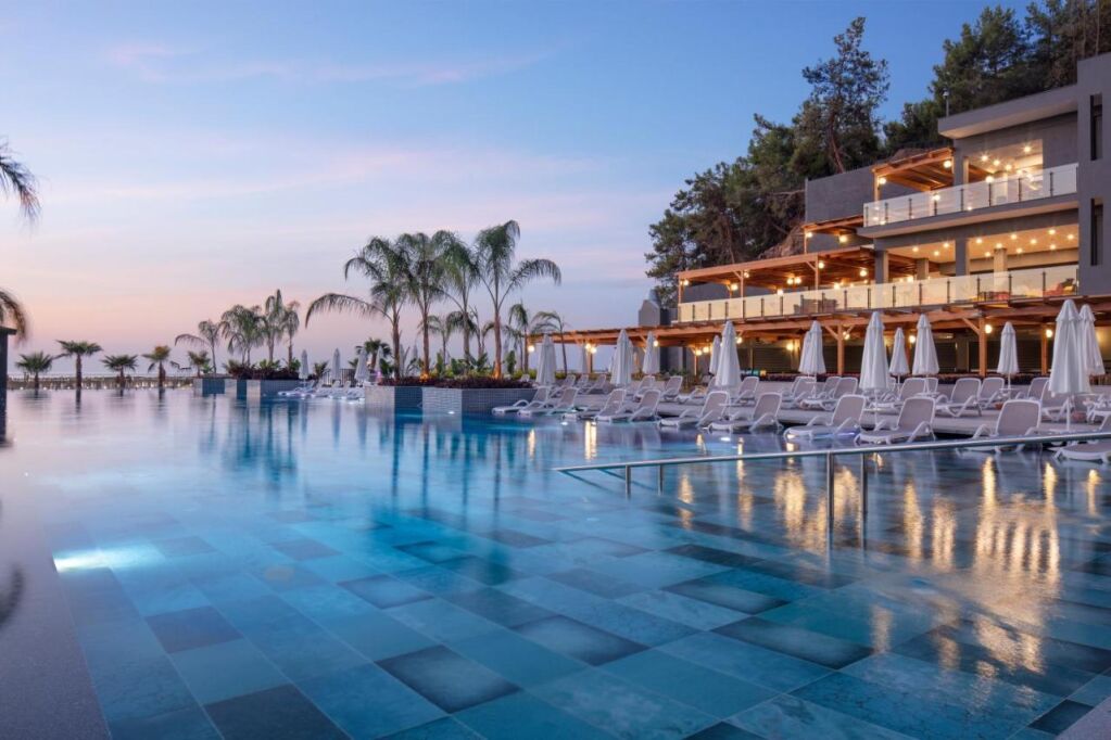 basen w Mylome Luxury Hotel & Resort, fot. booking.com